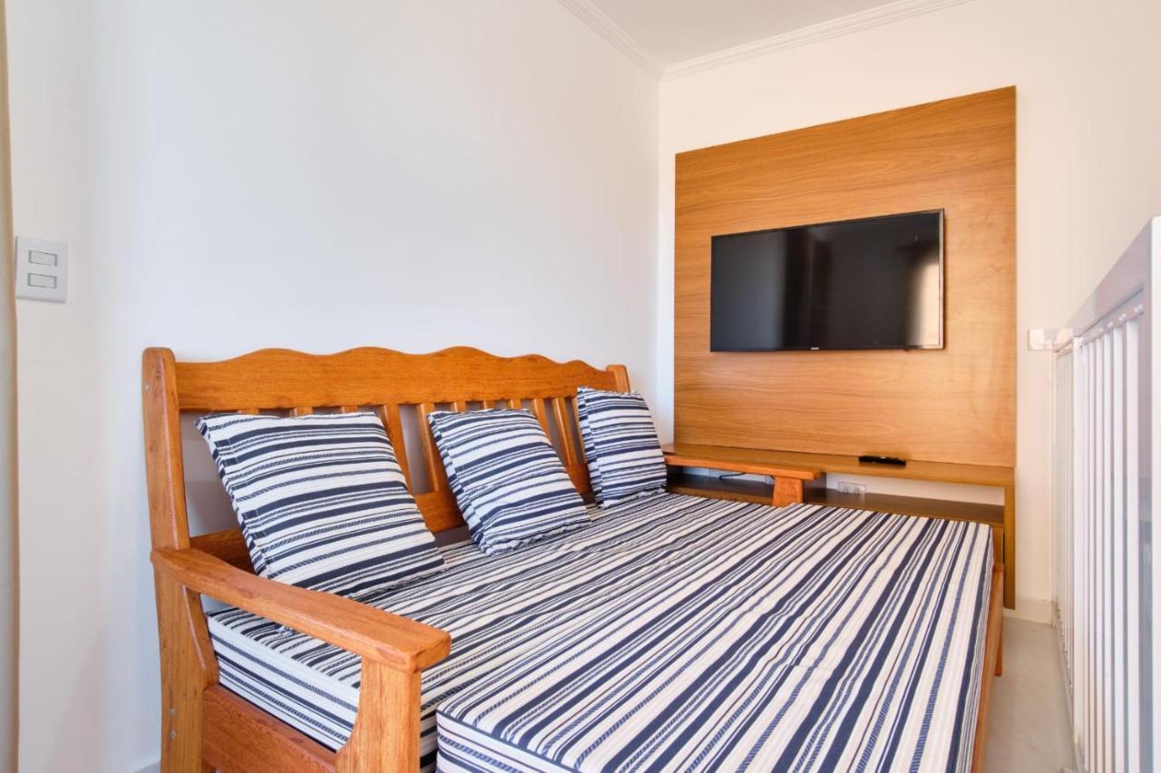 Apartamento Agua Viva: Beachside Retreat with AC & BBQ Ubatuba Exterior photo